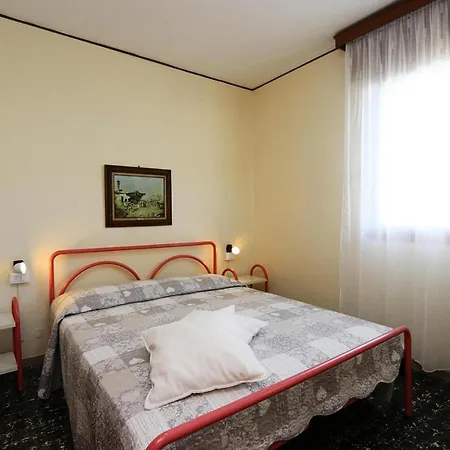 Lyons - Ivn01497-dya * Bibione